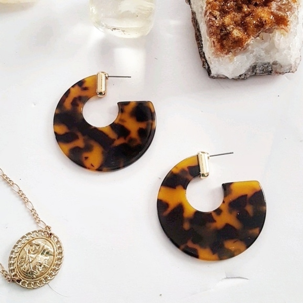 Acrylic tortoise round hoop earrings